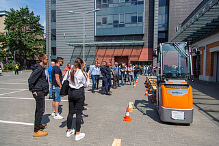 Prezentacja działania zestawu transportowego „milk run”.