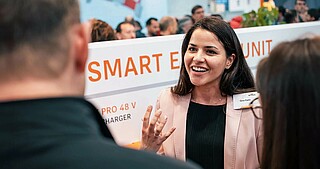 Prezentacja Smart Energy Unit na stoisku STILL podczas LogiMAT 2024.